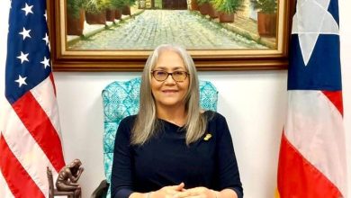 Lisie Burgos defiende obispo