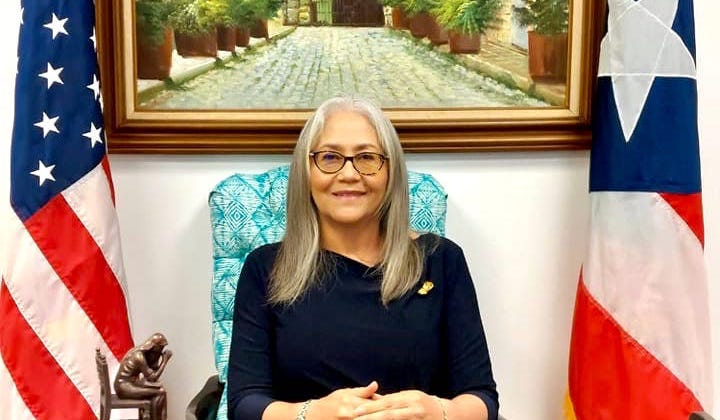 Lisie Burgos defiende obispo