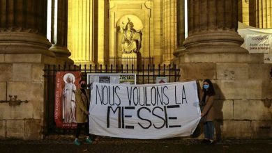 Macron se burla de los fieles