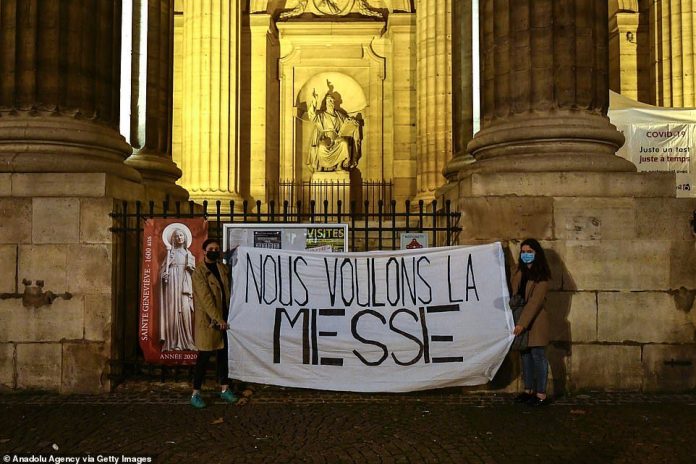 Macron se burla de los fieles